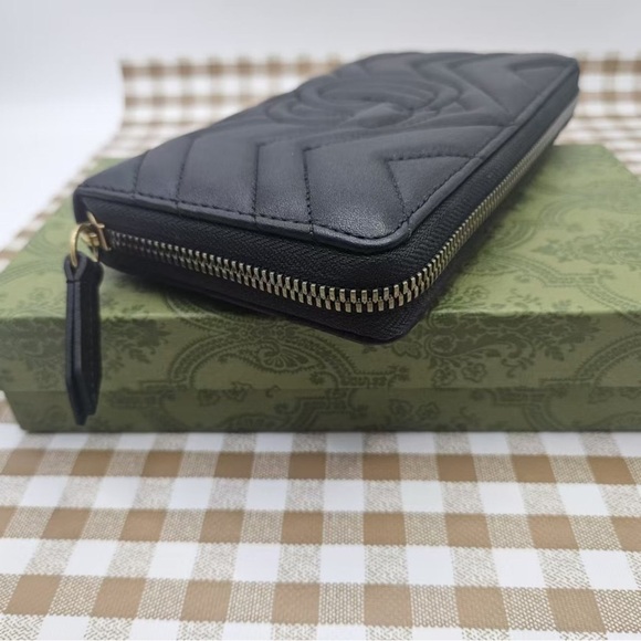 Gucci Black Chevron Wallet with Gold Logo - Picture 2 of 7